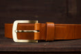 Bild in Galerie-Betrachter laden, handgenähter Ledergürtel Gürtel aus Leder Cognac Messing
