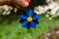 Bild in Galerie-Betrachter laden, Anhänger Blume Leder blau
