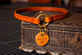 Bild in Galerie-Betrachter laden, Markenhalsband Leder Cognac Hundemarke Ledermarke
