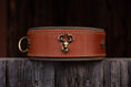 Bild in Galerie-Betrachter laden, Schweißhalsung mit Hirsch Niete aus Leder