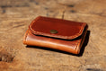Bild in Galerie-Betrachter laden, Ledergeldbeutel, Mini Geldbörse aus Leder, handgefertigte Lederaccessoires von der JZ Ledermanufaktur. Geldbeutel aus Leder