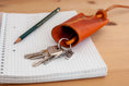 Bild in Galerie-Betrachter laden, Lederaccessoires, Schlüsseletui aus Leder. Handgenähtes Etui aus Leder für deine Schlüssel von der JZ Ledermanufaktur. Schönes aus Leder, handgefertigt made in Germany.