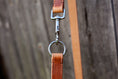 Bild in Galerie-Betrachter laden, Lederleine WATZMANN - handgenähte Leine aus pflanzlich gegerbtem Leder. Verstellbare Lederleine für Hunde von der JZ Ledermanufaktur