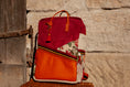 Bild in Galerie-Betrachter laden, Vintage Rucksack aus rotem Canvas Baumwollstoff Leinen Leder Gobelin mit romantischem Rosenmuster. Canvas Rucksack Canvas Tasche unikat