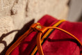Bild in Galerie-Betrachter laden, Canvas Rucksack. Rucksack aus rotem schweren Canvas, Leder, Leinen und Gobelin Unikat