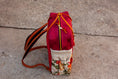 Bild in Galerie-Betrachter laden, Canvas Rucksack im Vintage Style. Rucksack Unikat aus rotem Canvas, Leder, Leinen und romantischem Rosen Gobelin Stoff