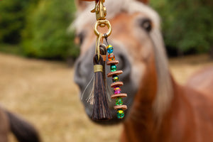 Schlüsselanhänger mit Pferdehaaren in tolle Quasten gebunden handgemachte Anhänger mit Leder und Schweifhaarschmuck