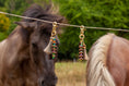 Bild in Galerie-Betrachter laden, Anhänger, Schlüsselanhänger mit Pferdehaarschmuck Schweifhaar-Quasten und Anhänger mit Leder und bunten Perlen machen diese Anhänger zu echten Unikaten. Exklusive Handarbeit aus der Manufaktur. Pferdehaar Anhänger, Schlüsselanhänger