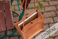 Bild in Galerie-Betrachter laden, Einzigartige Ledertasche mit besonderem Charme