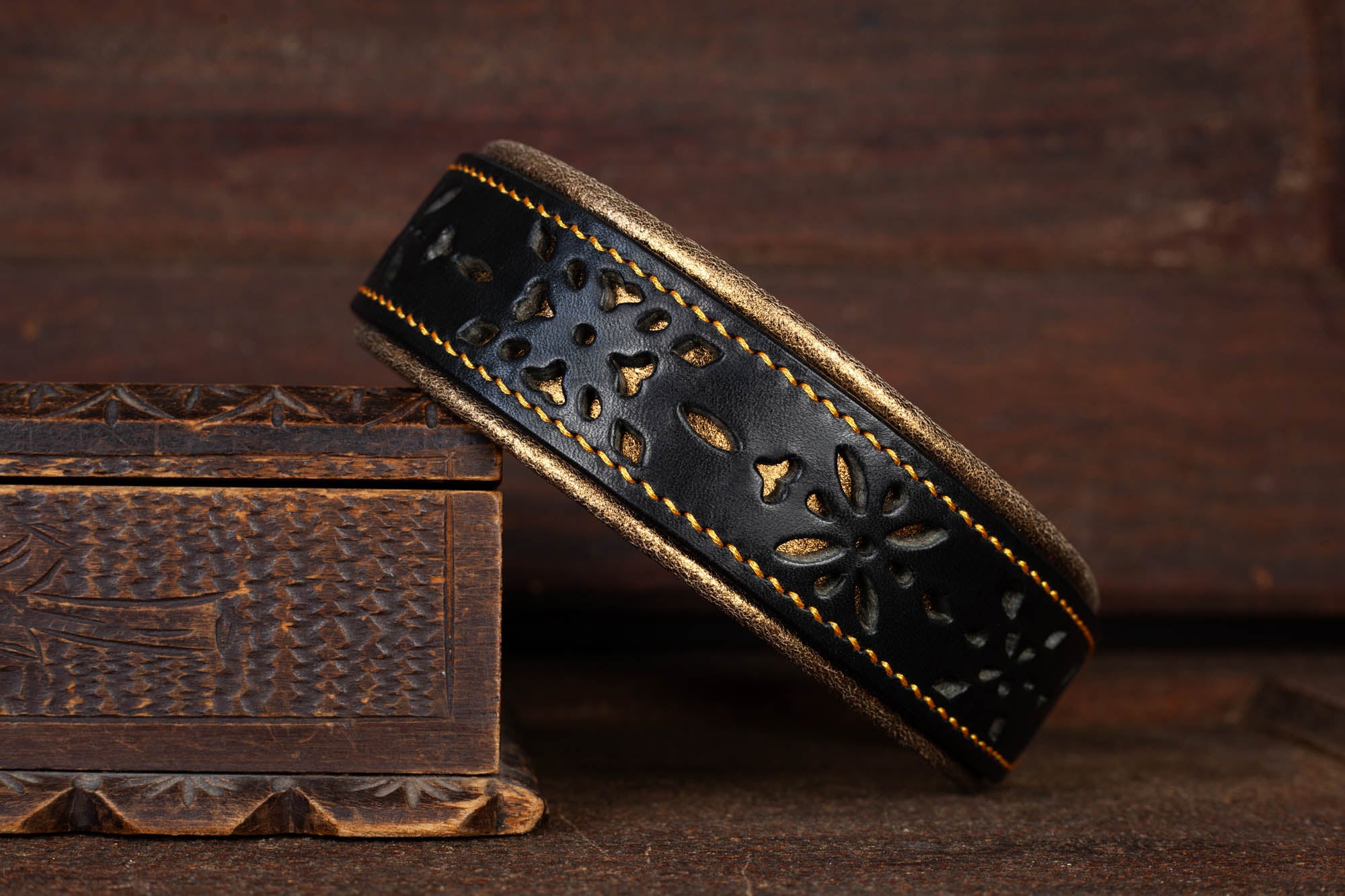 Hundehalsband aus Leder Schwarz Gold