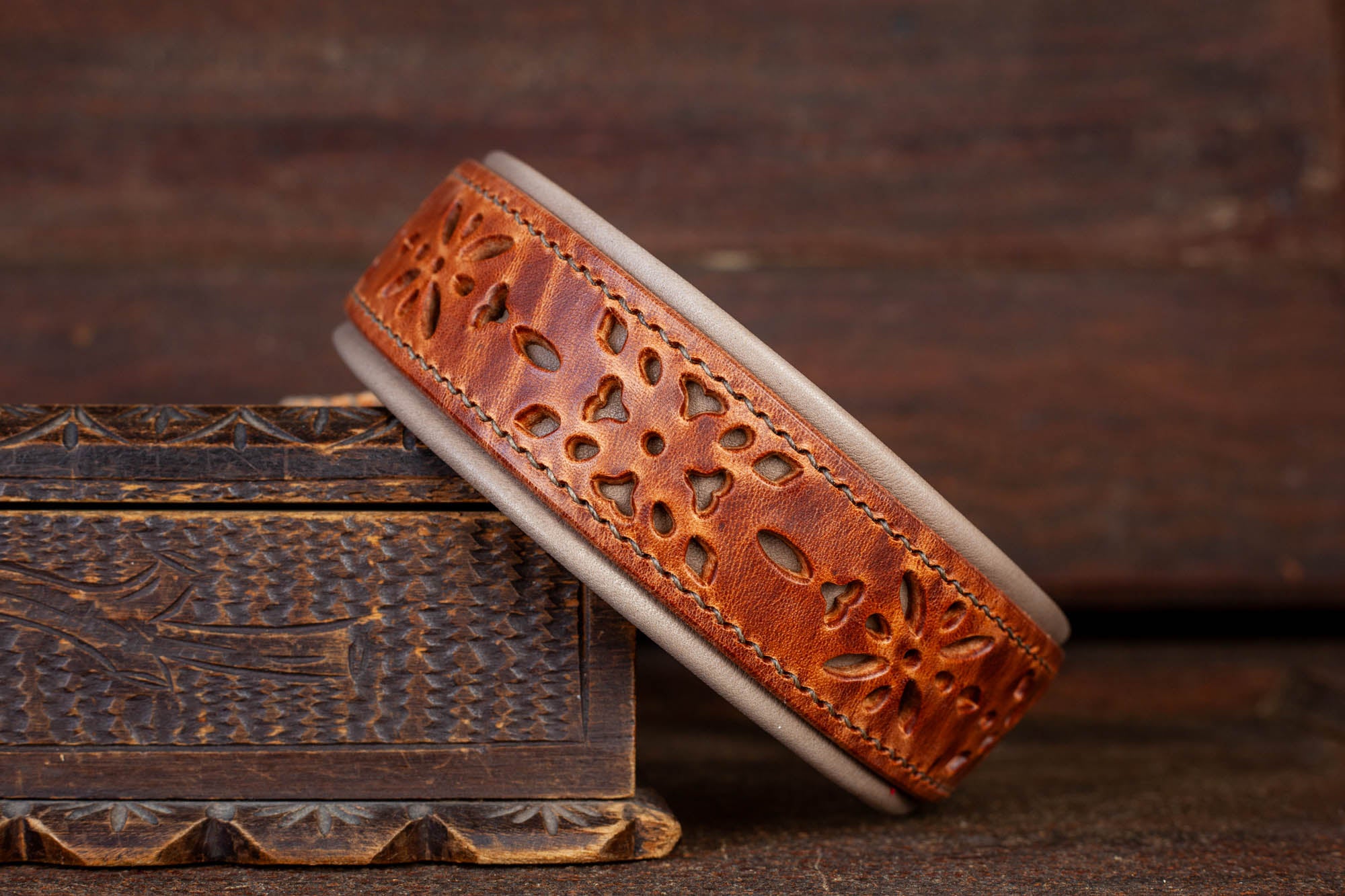 HUndehalsband aus Leder mit Lochmuster