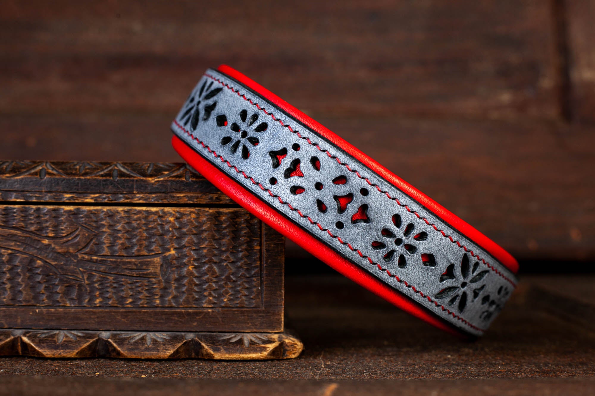 Halsband Grau Rot Leder