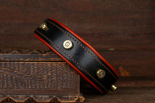 Halsband aus Leder mit Patronenhülsen