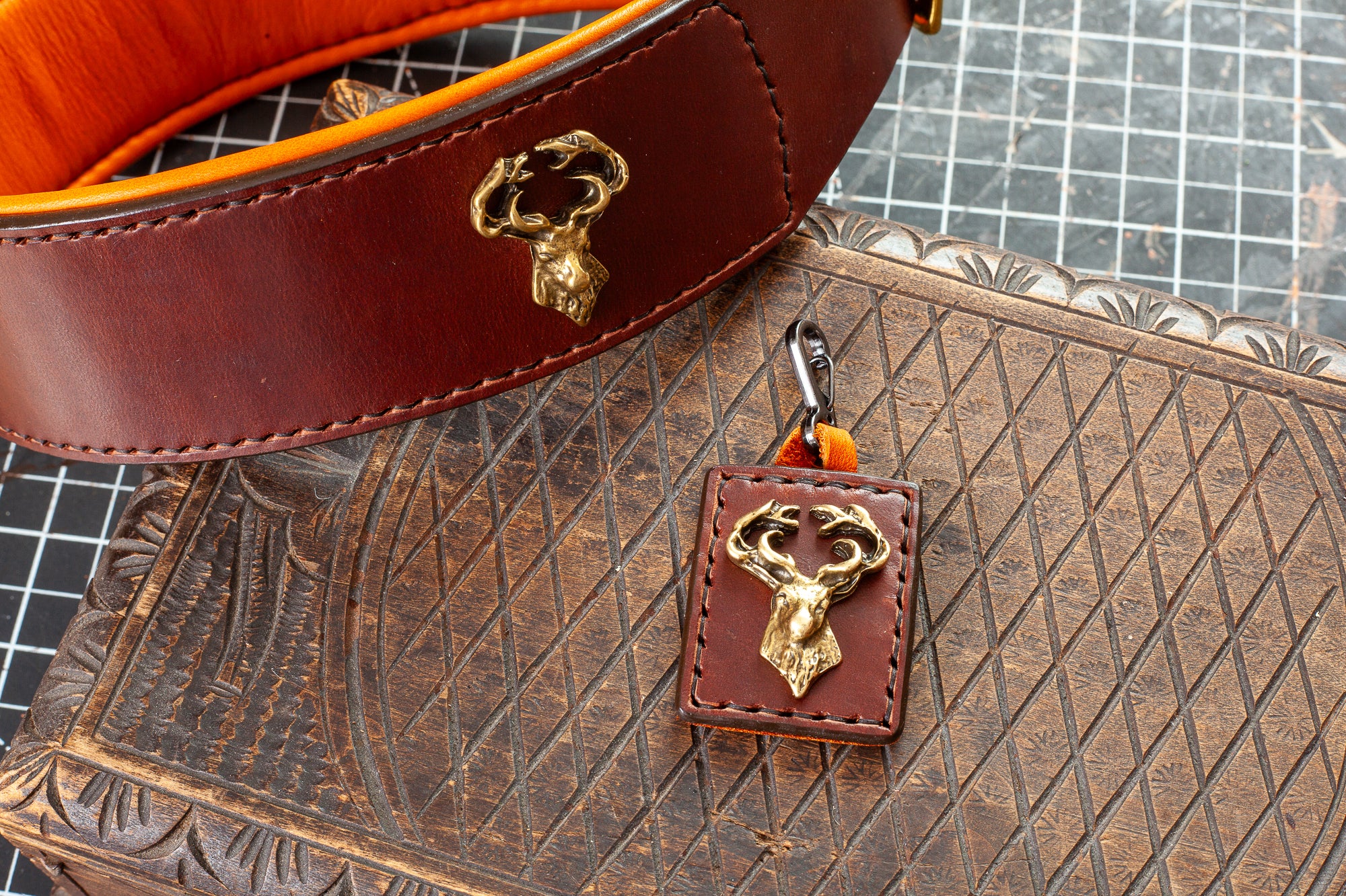 Anhänger aus Leder mit Hirschmotiv