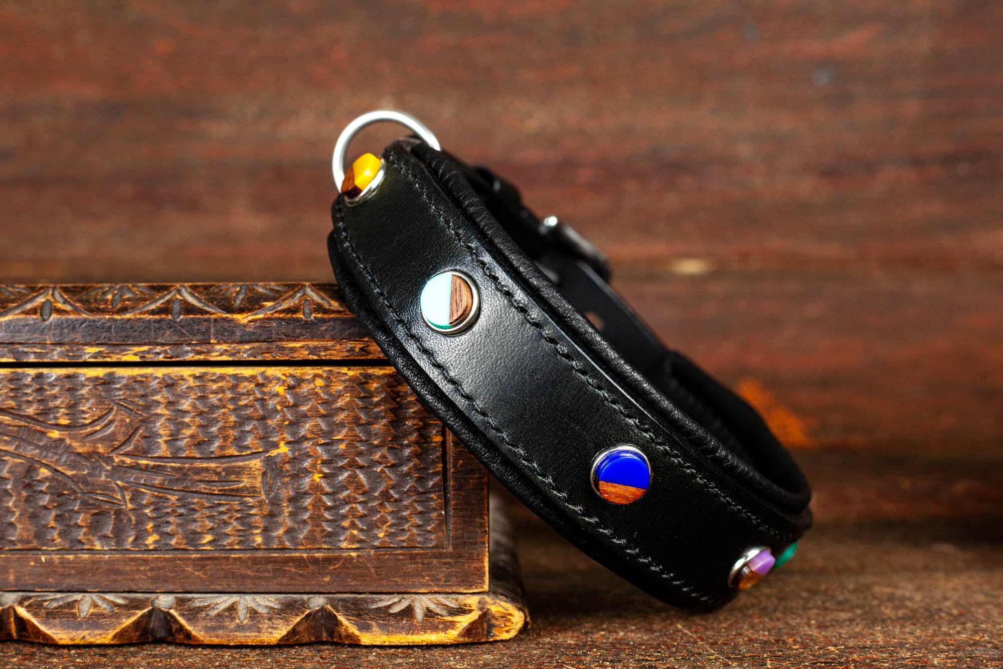 Hundehalsband Schwarz Leder Lederhalsband mit bunten Knöpfen Cabochons Chunks 