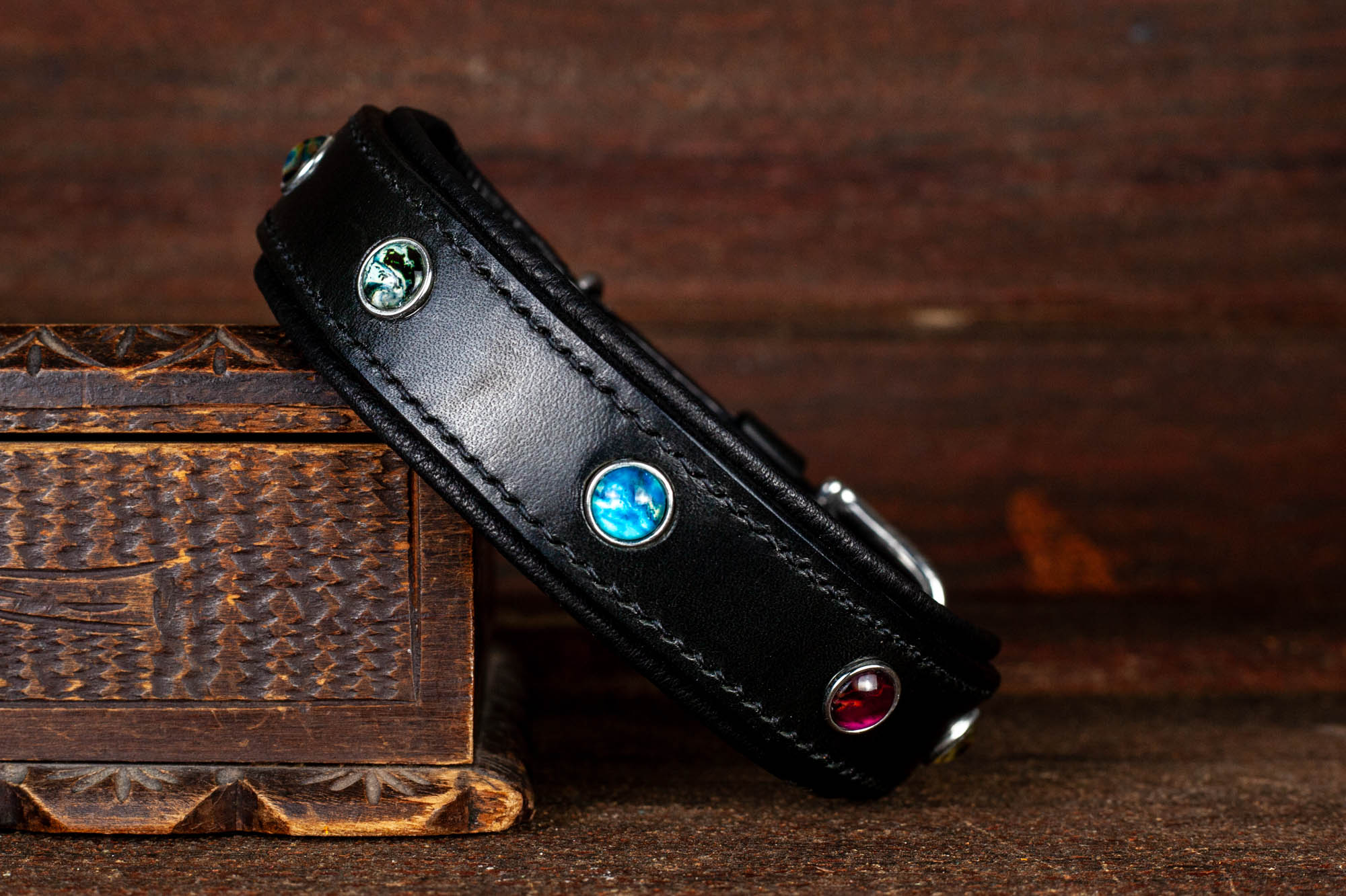 schwarzes Hundehalsband mit bunten Chunks Druckknöpfen 