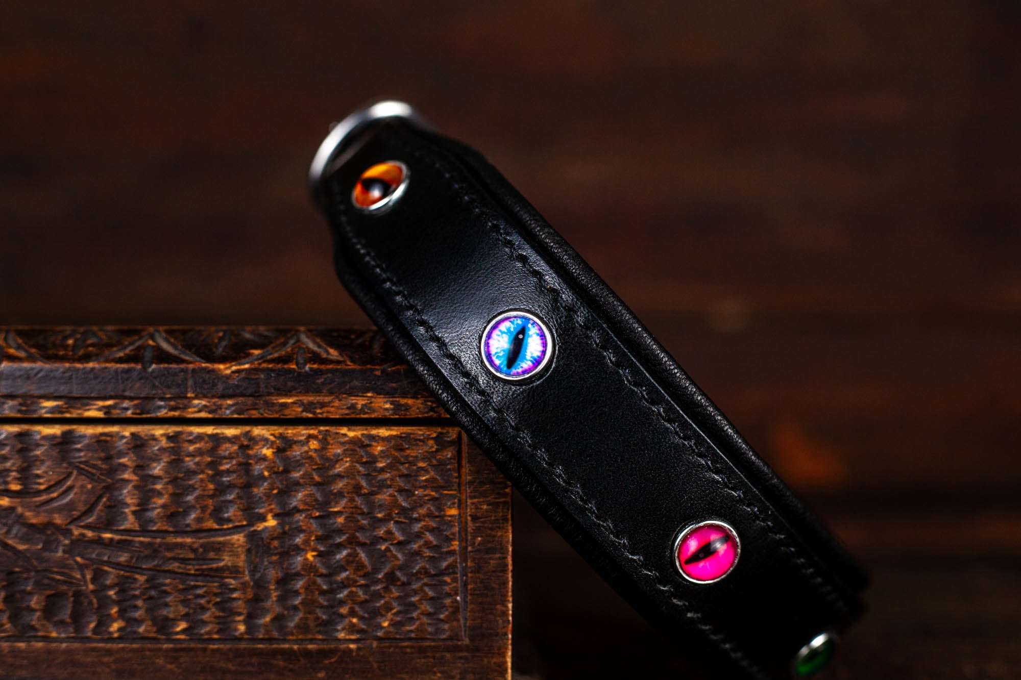 Hundehalsband aus schwarzem Leder mit bunten Moiven Augen Chunks