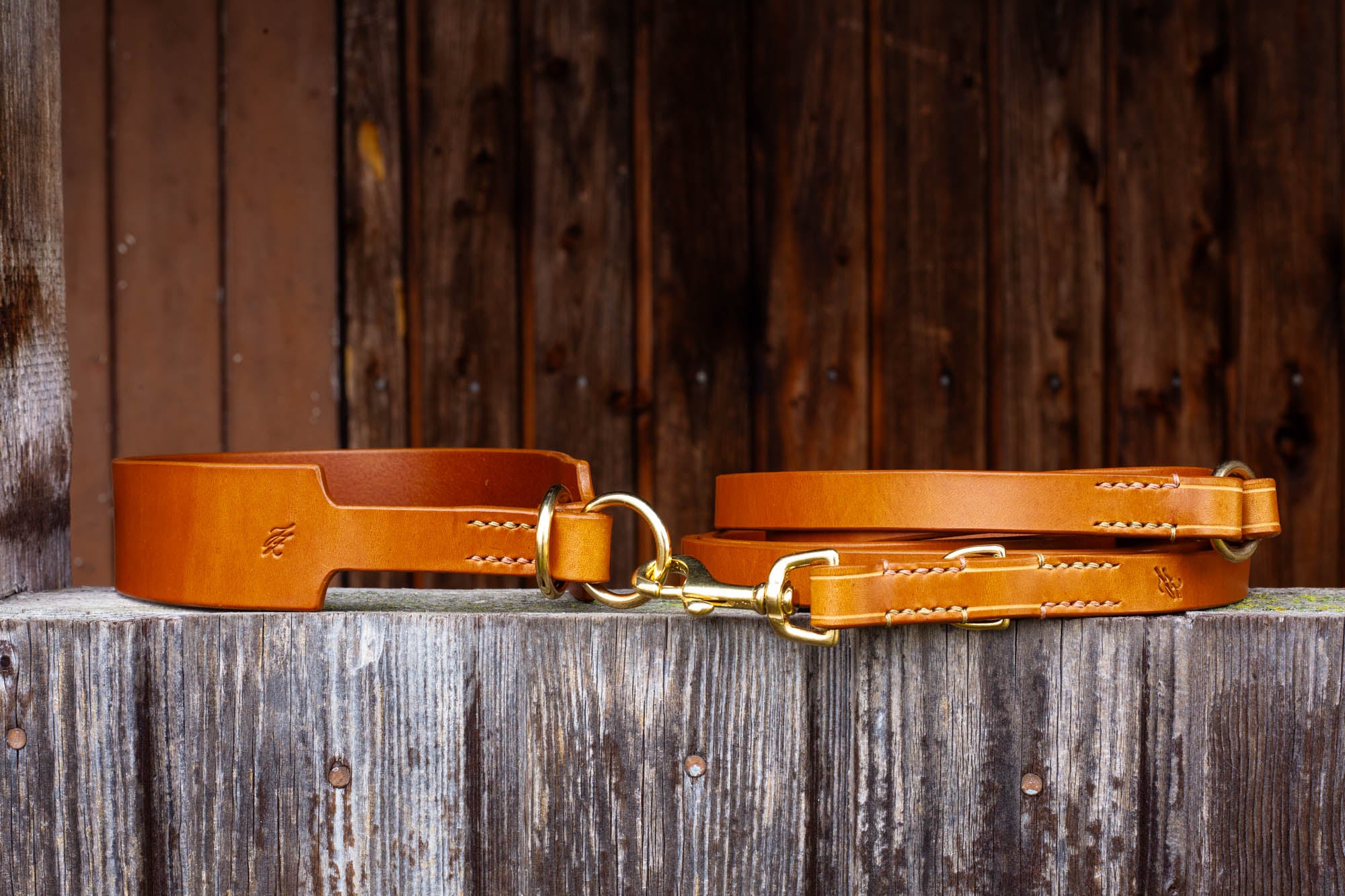Handgenfetrigtes Halsband Set Hundehalsband und Hundeleine aus Leder