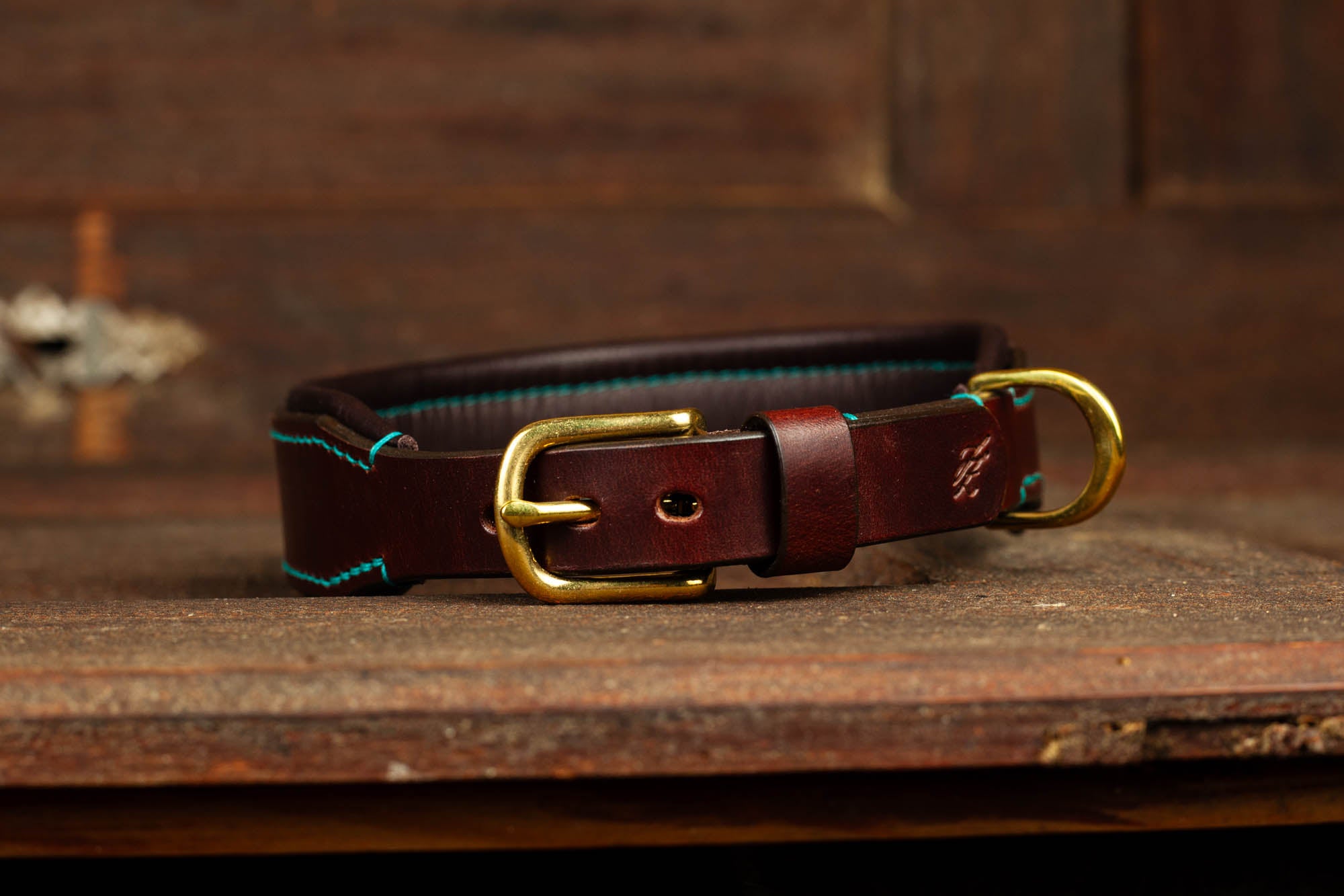 Hundehalsband aus Leder braun blau