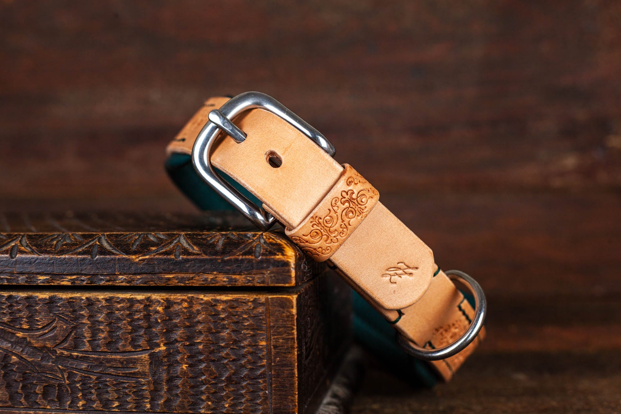 Hundehalsband mit Prägung Muster aus Leder Naturleder