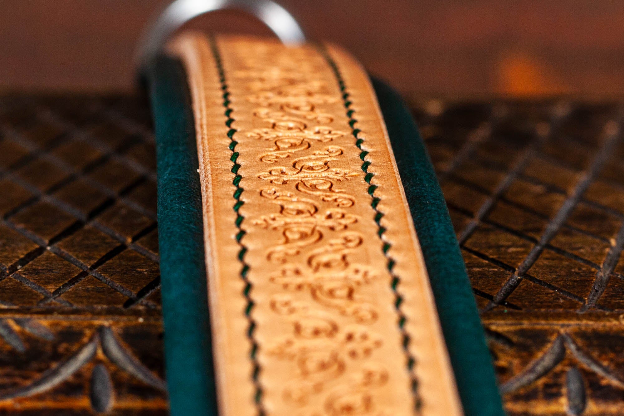 Hundehalsband mit Prägung Muster aus Leder Punzierung