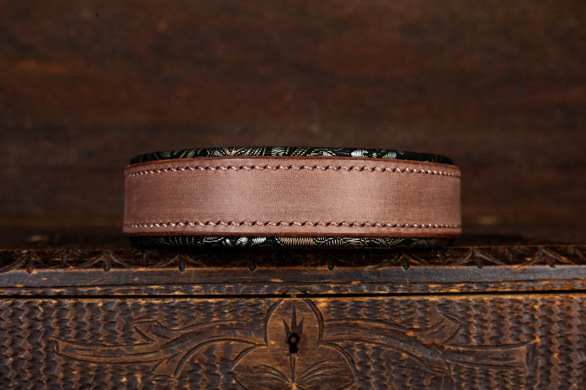 Hundehalsband aus braunem Leder metallic Naht