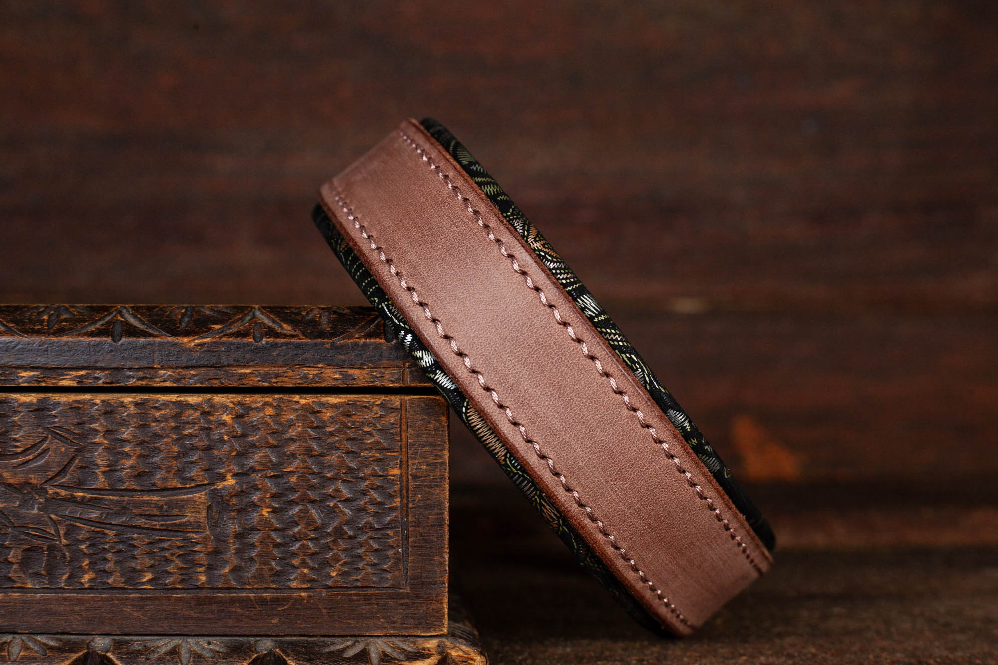 Halsband für Hunde aus Leder mit barockem Muster