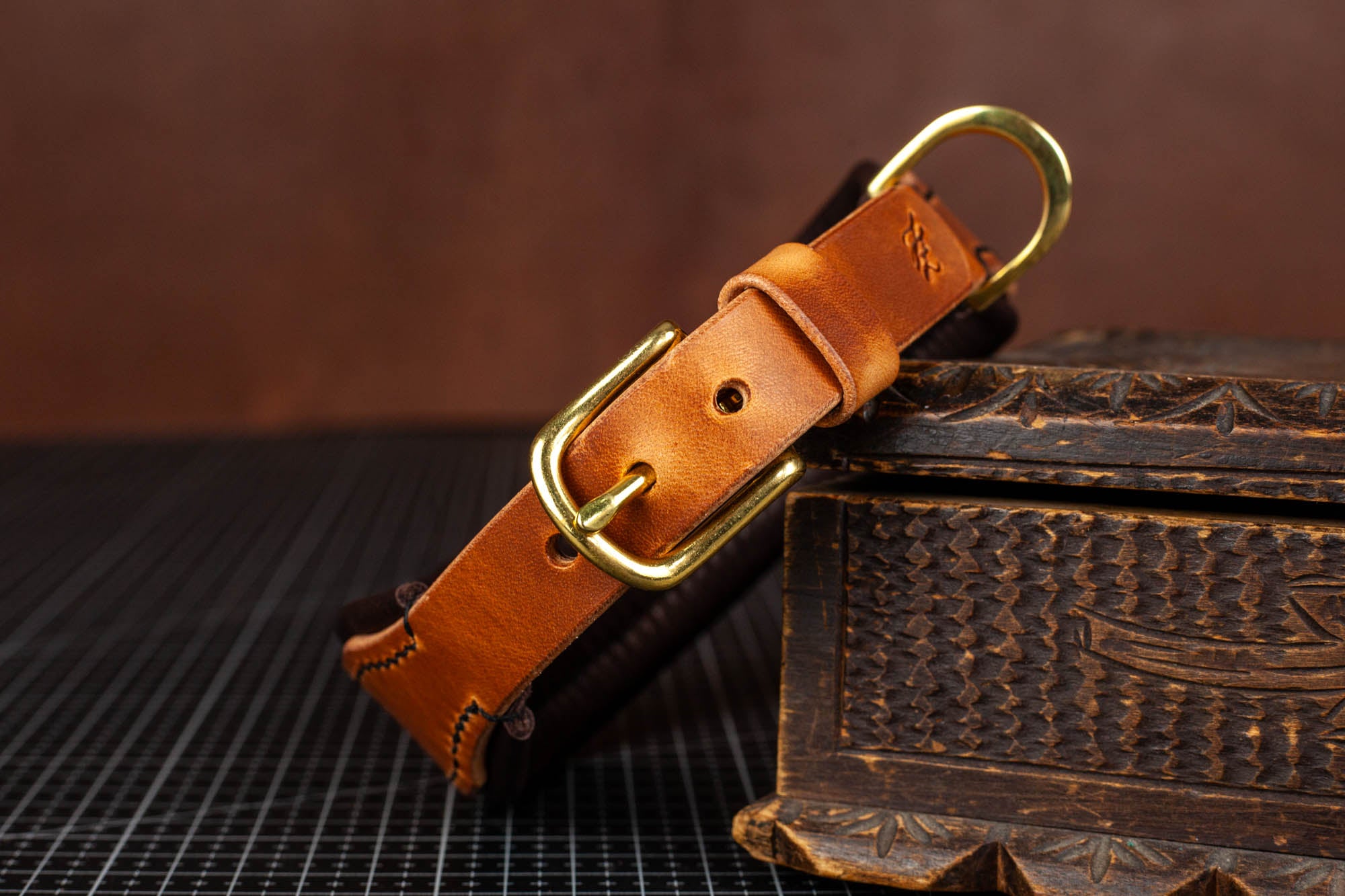 Halsband aus Leder braun dunkelbraun gold