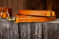 Bild in Galerie-Betrachter laden, Handgefertigte Hundeleine aus Leder Cognac Messing
