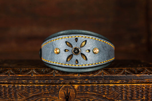 Windhundhalsband Halsband für Windhunde Galgos Whippets Windspiel aus Leder mit Lochmuster und Strassnieten Swarovski Strass JZ Ledermanufaktur