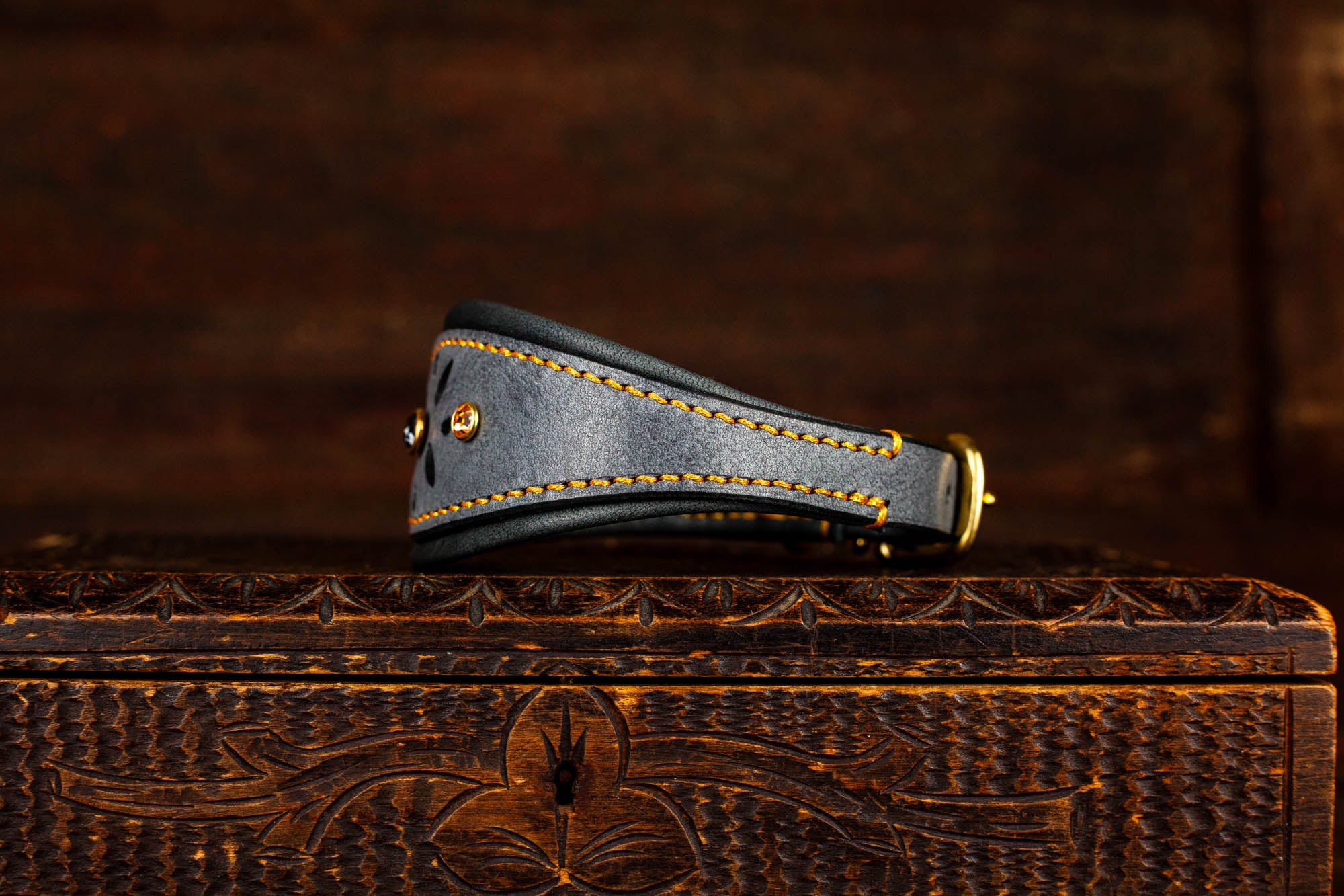 Windhundhalsband Halsband für Windhunde Galgos Whippets Windspiel aus Leder mit Lochmuster und Strassnieten Swarovski Strass Grau Gold