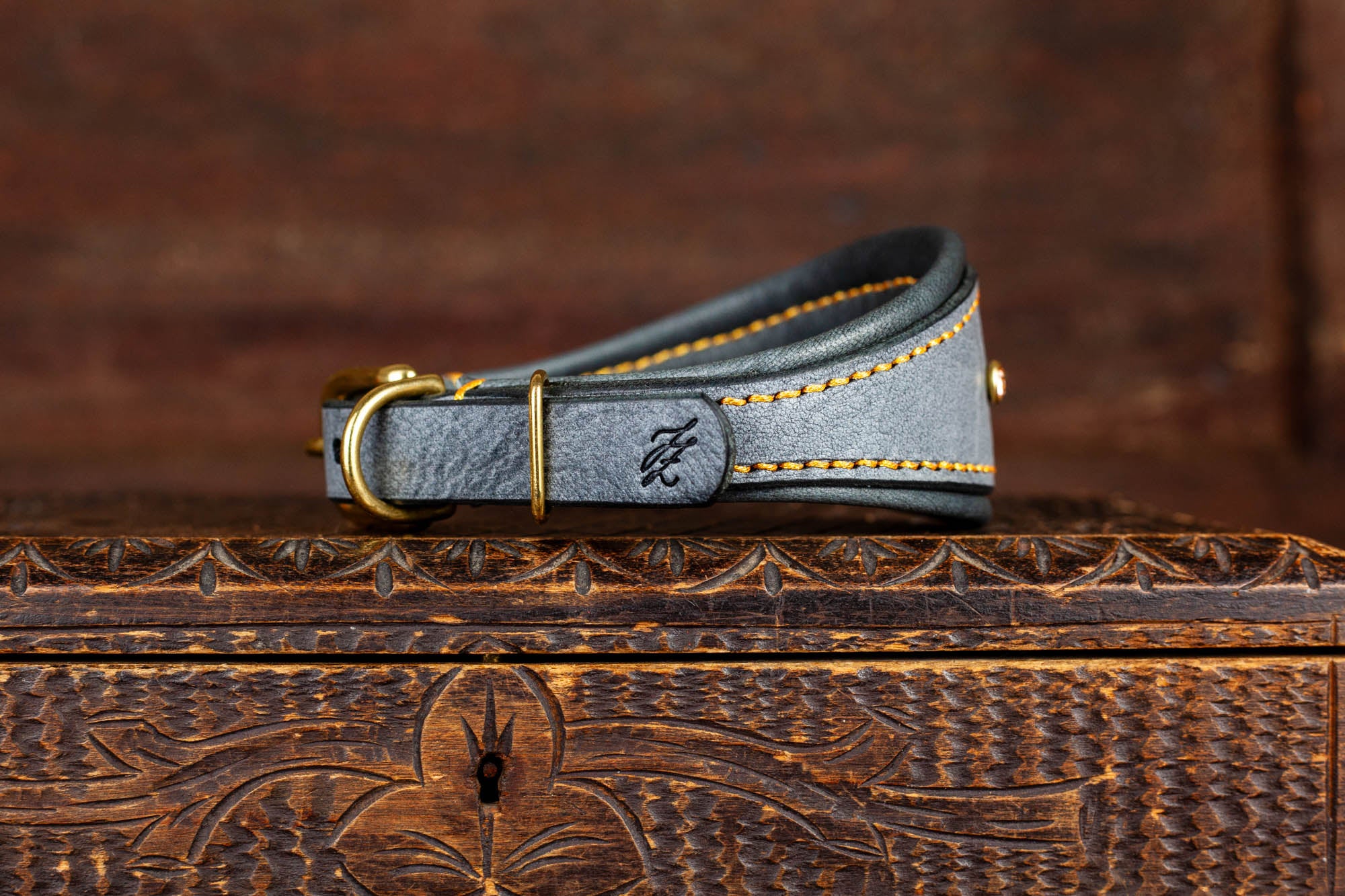 Windhundhalsband Halsband für Windhunde Galgos Whippets Windspiel aus Leder mit Lochmuster und Strassnieten Swarovski Strass JZ Maßanfertigung