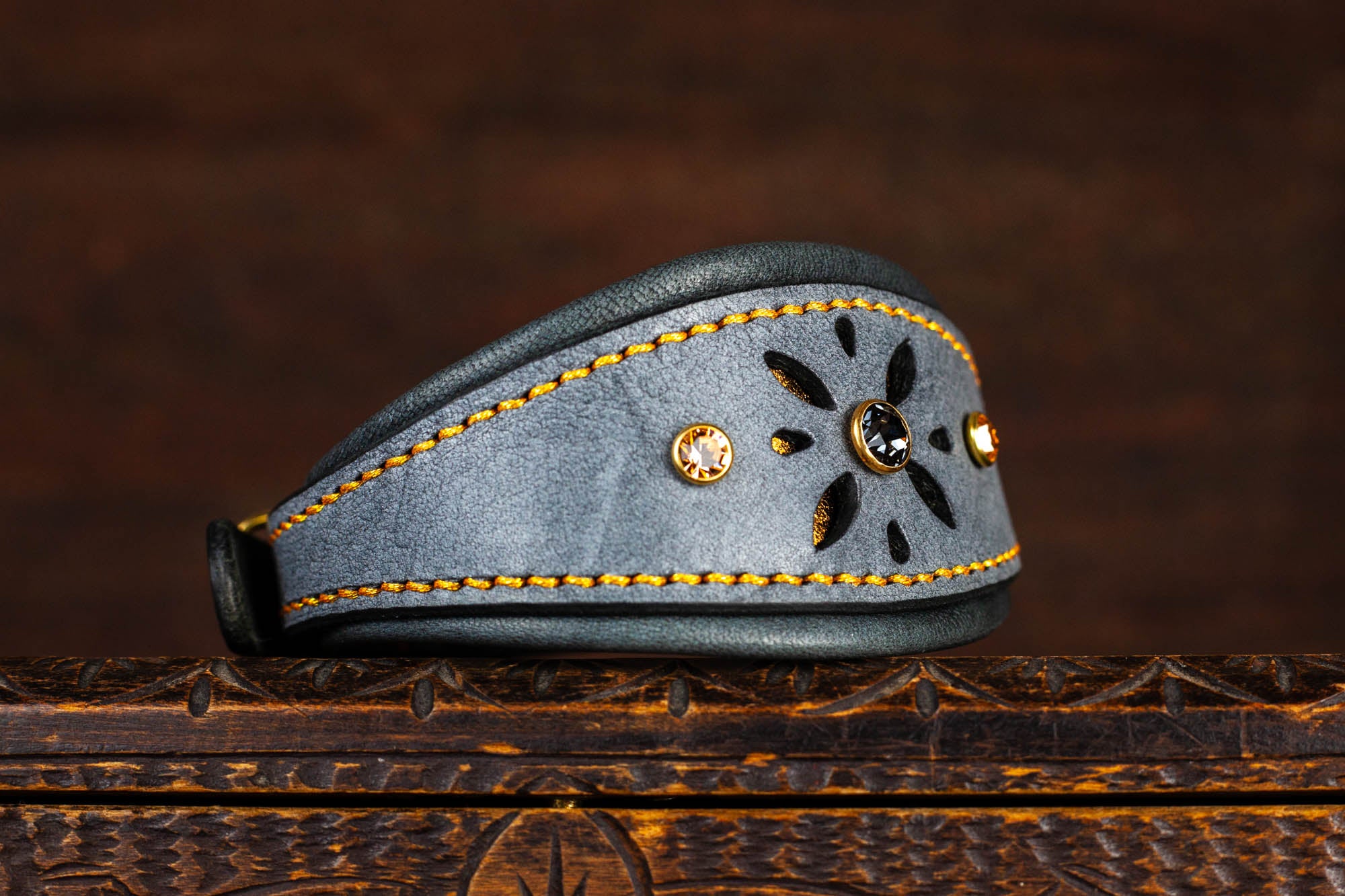 Windhundhalsband Halsband für Windhunde Galgos Whippets Windspiel aus Leder mit Lochmuster und Strassnieten Swarovski Strass Hundehalsband Lederhalsband