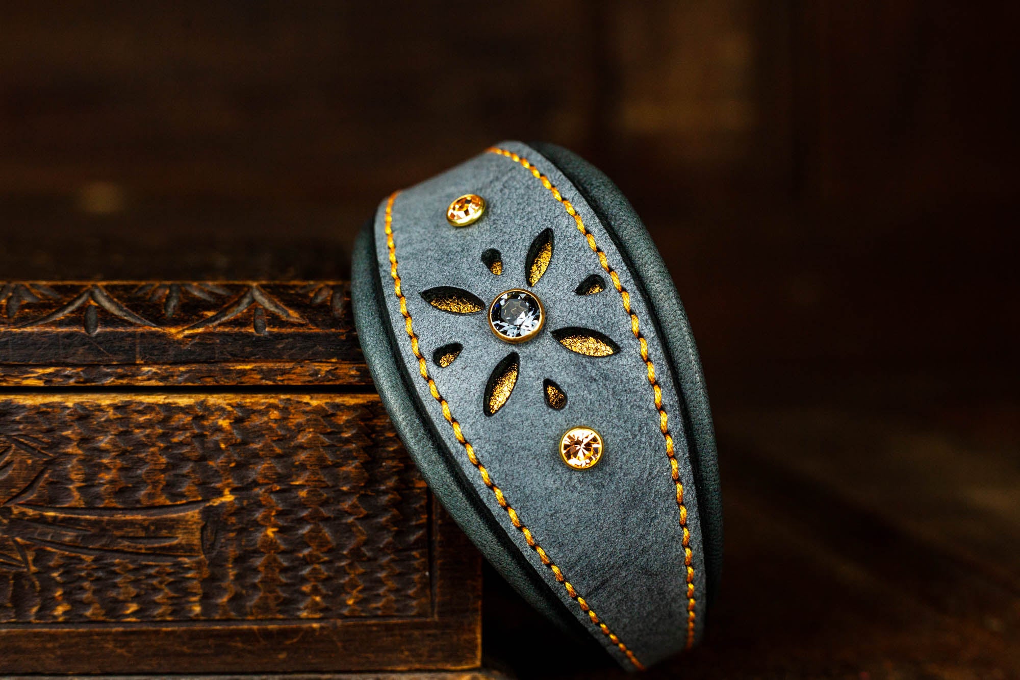 Windhundhalsband Halsband für Windhunde Galgos Whippets Windspiel aus Leder mit Lochmuster und Strassnieten Swarovski Strass