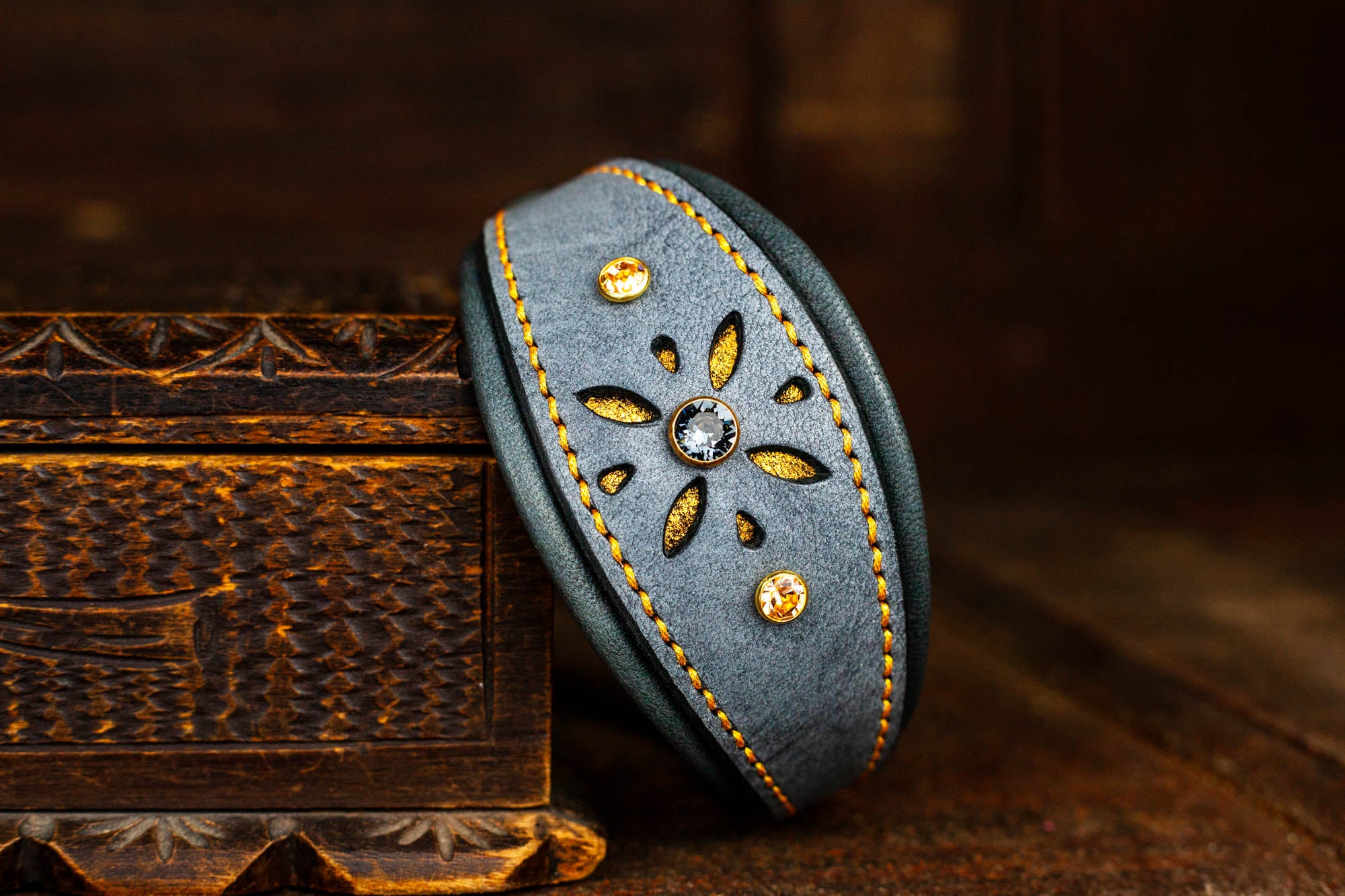 Windhundhalsband Halsband für Windhunde Galgos Whippets Windspiel aus Leder mit Lochmuster und Strassnieten Swarovski Strass Gold