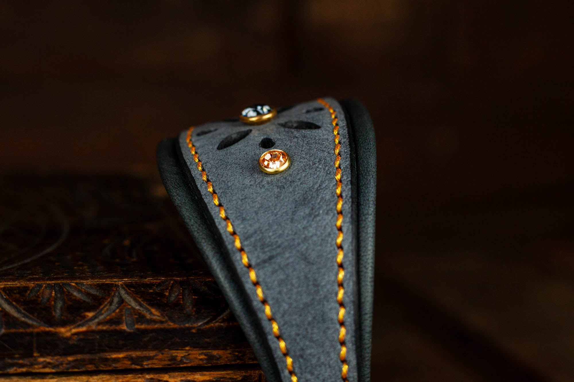 Windhundhalsband Halsband für Windhunde Galgos Whippets Windspiel aus Leder mit Lochmuster und Strassnieten Swarovski Strass grau