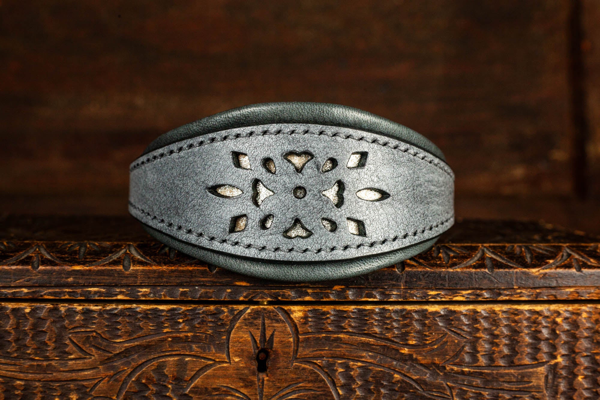 Windhundhalsband Halsband für Windhund Galgo Whippet Windspiel aus Leder mit Lochmuster handgenäht