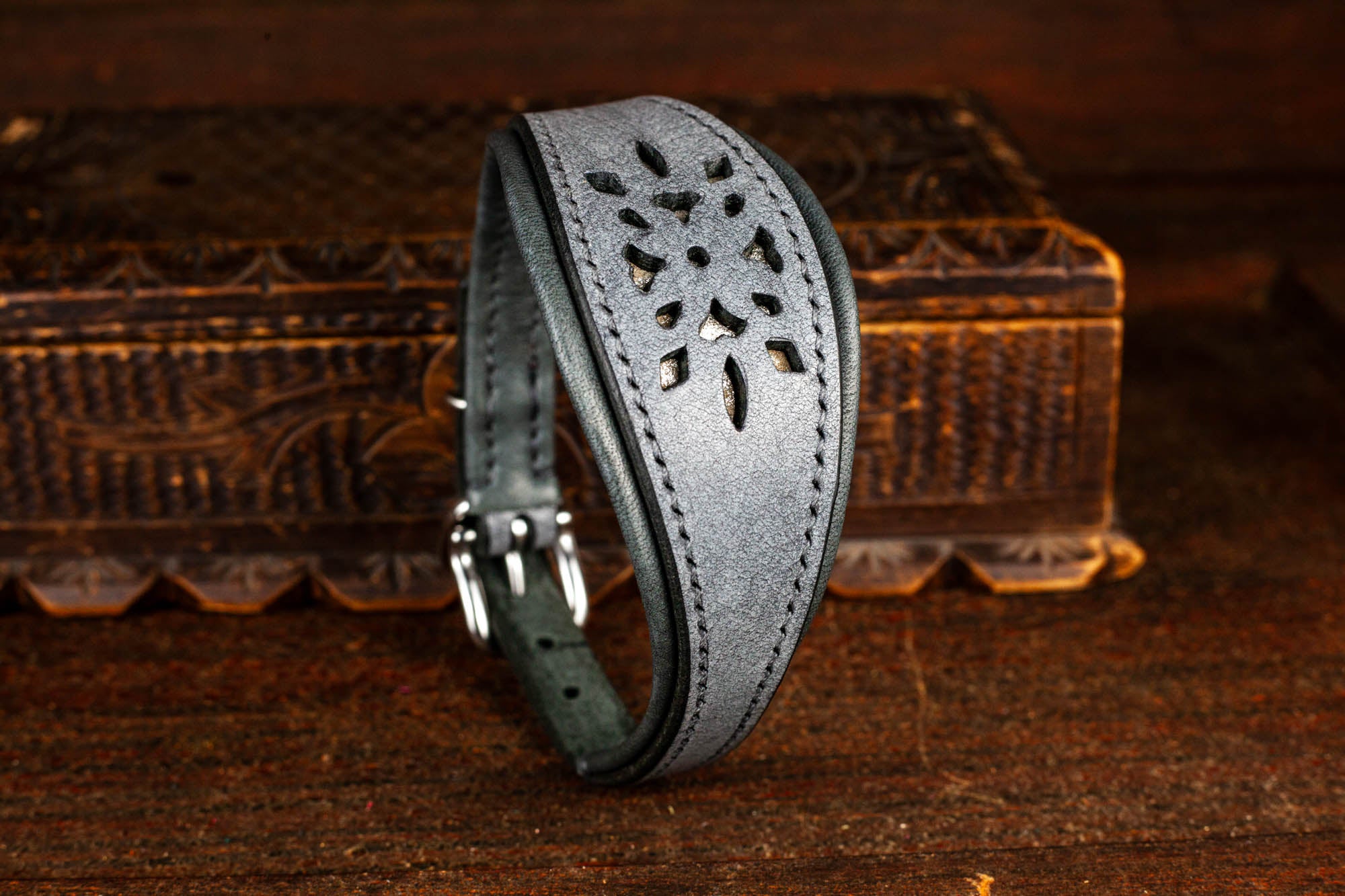 Windhundhalsband Halsband für Windhund Galgo Whippet Windspiel aus Leder mit Lochmuster Silber