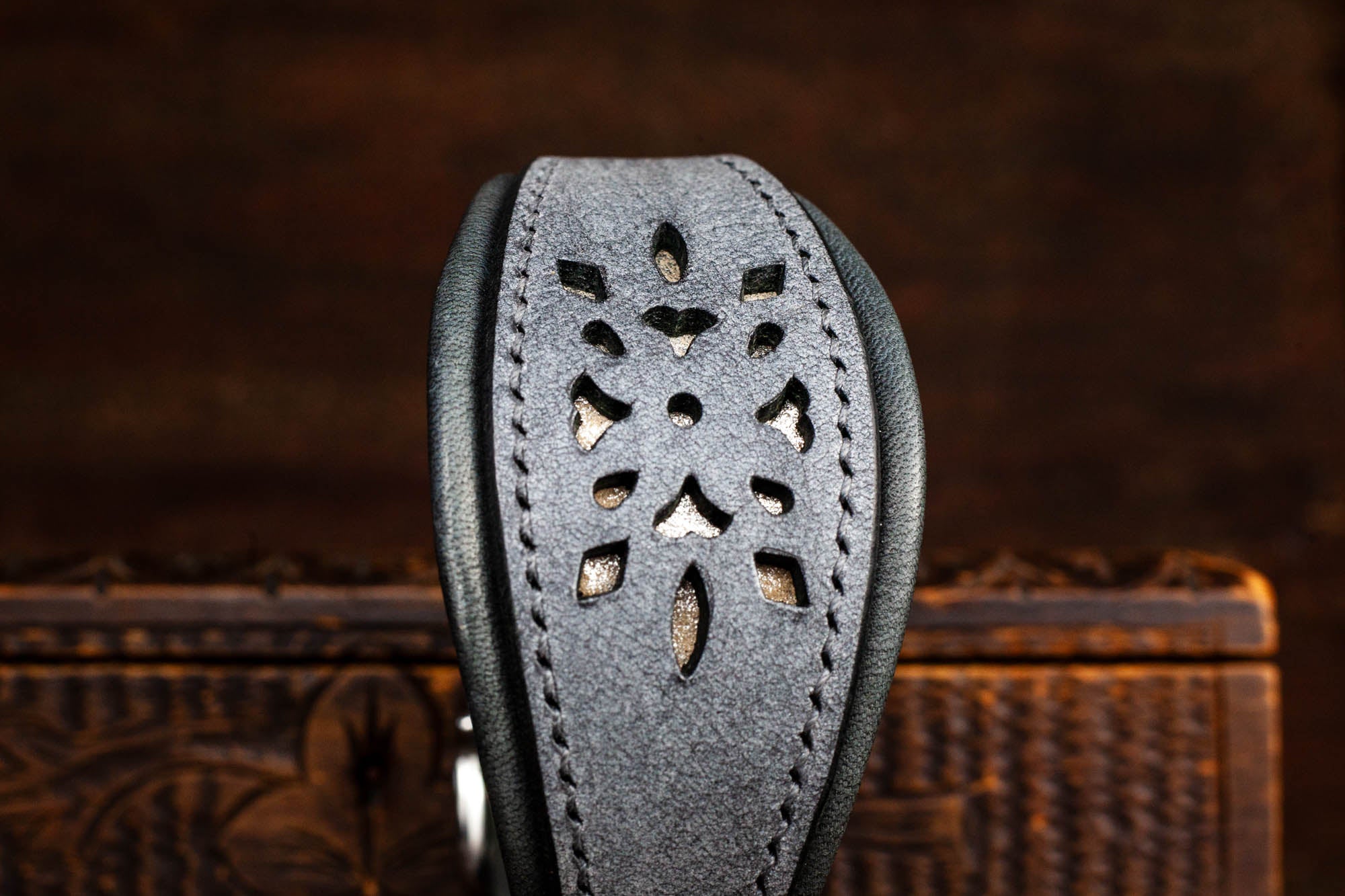 Windhundhalsband Halsband für Windhund Galgo Whippet Windspiel aus Leder mit Lochmuster 