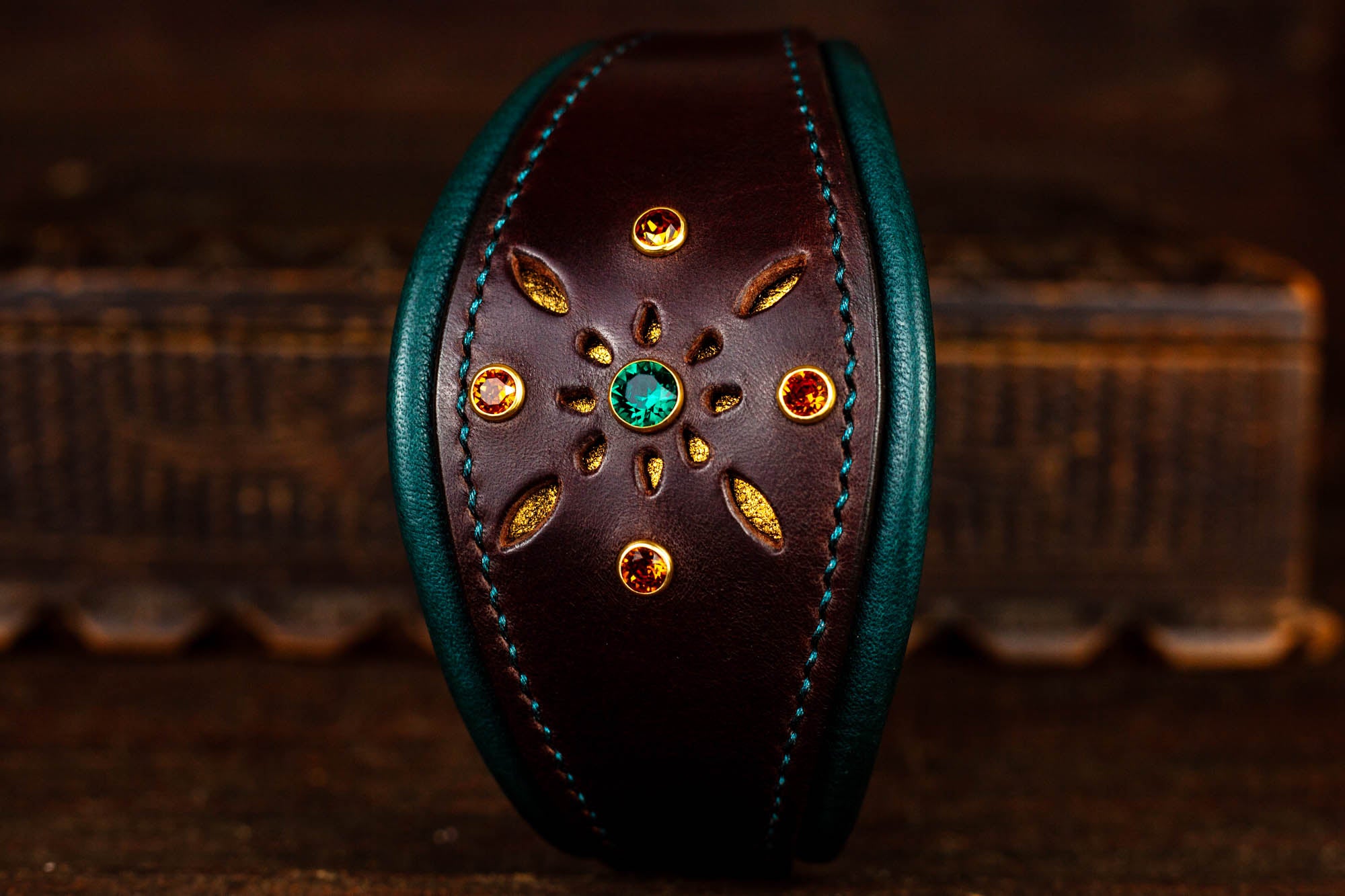 Windhundhalsband Leder breit dunkelbraun Strass grün gold