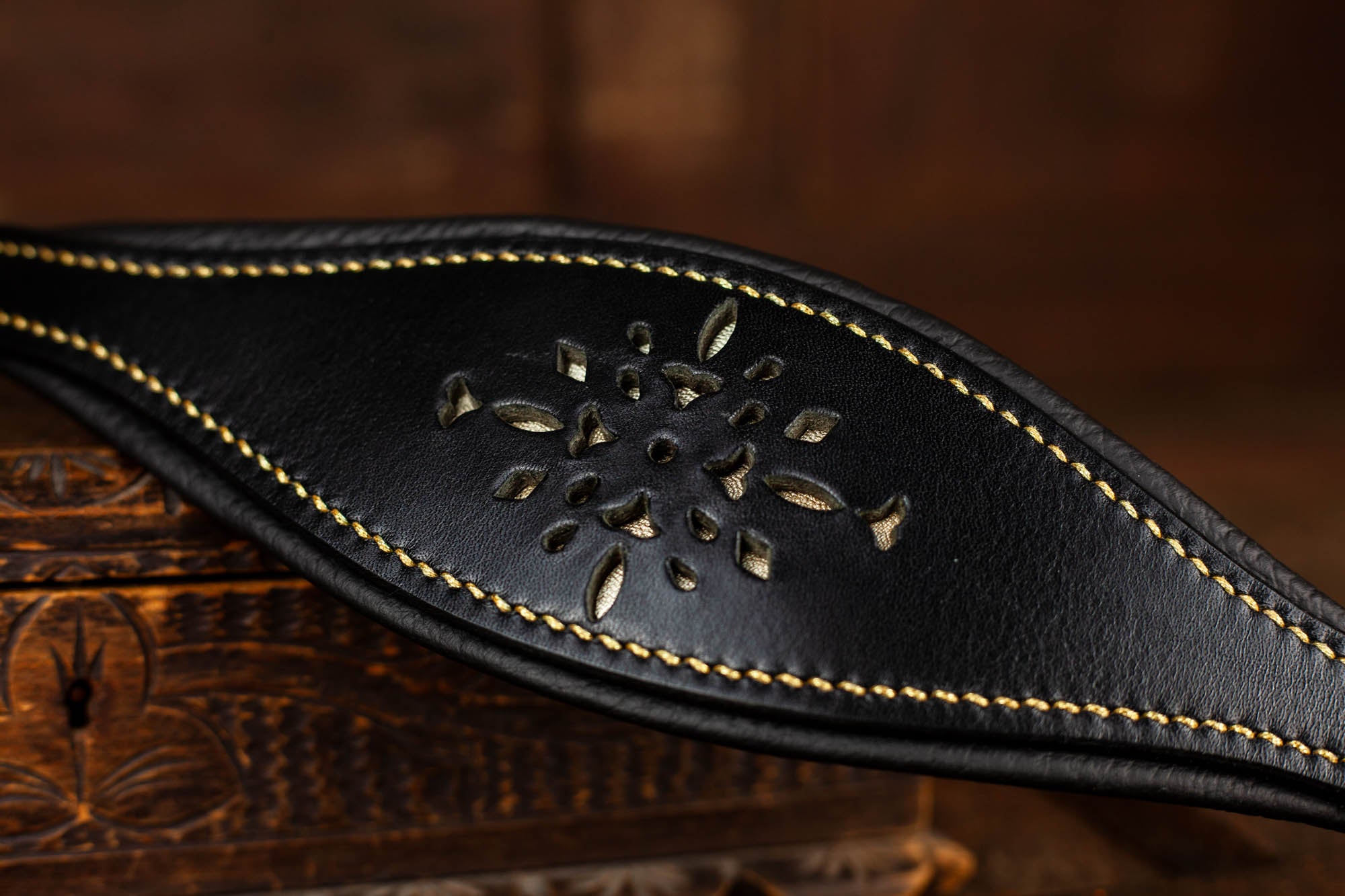 Windhundhalsband Halsband für Windhund Galgo Whippet Windspiel aus Leder mit Lochmuster Schwarz GOld