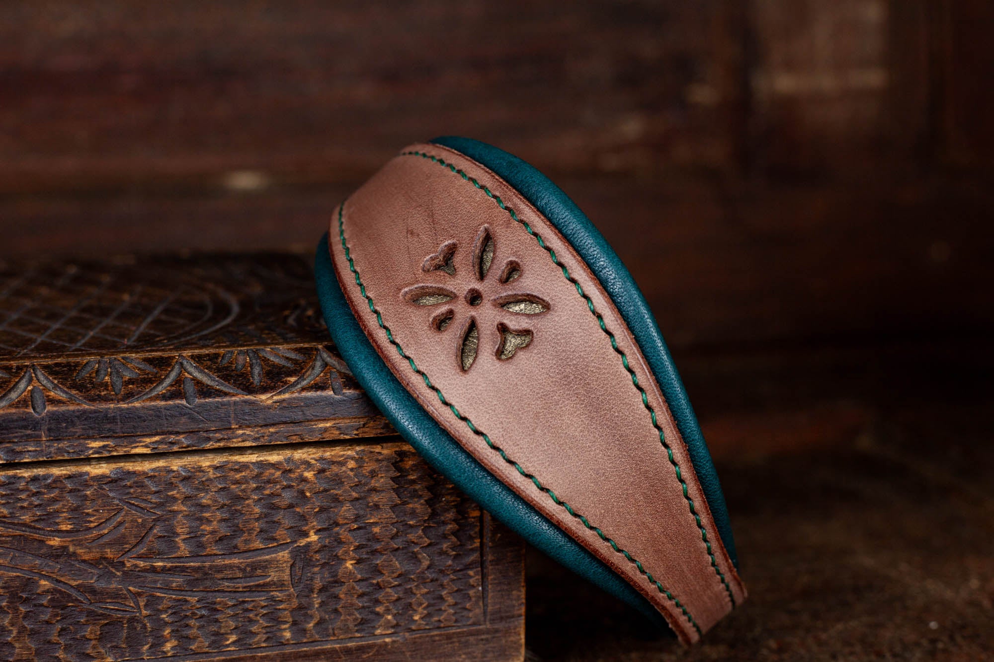 Windhundhalsband Halsband für Windhund Galgo Whippet Windspiel aus Leder mit Lochmuster braun gold
