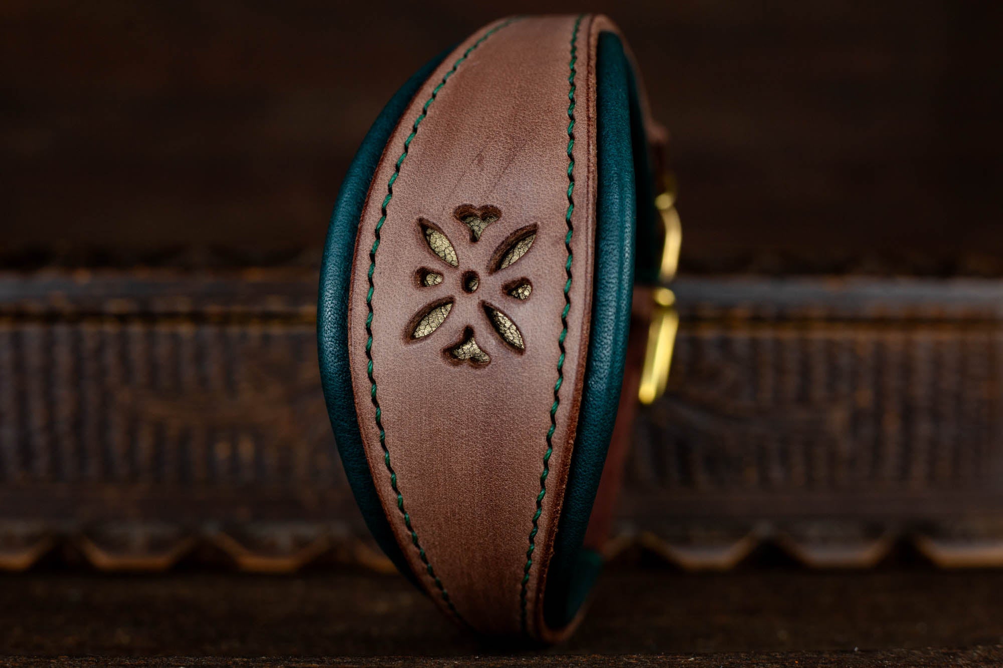 Windhundhalsband Halsband für Windhund Galgo Whippet Windspiel aus Leder mit Lochmuster Braun Grün Gold