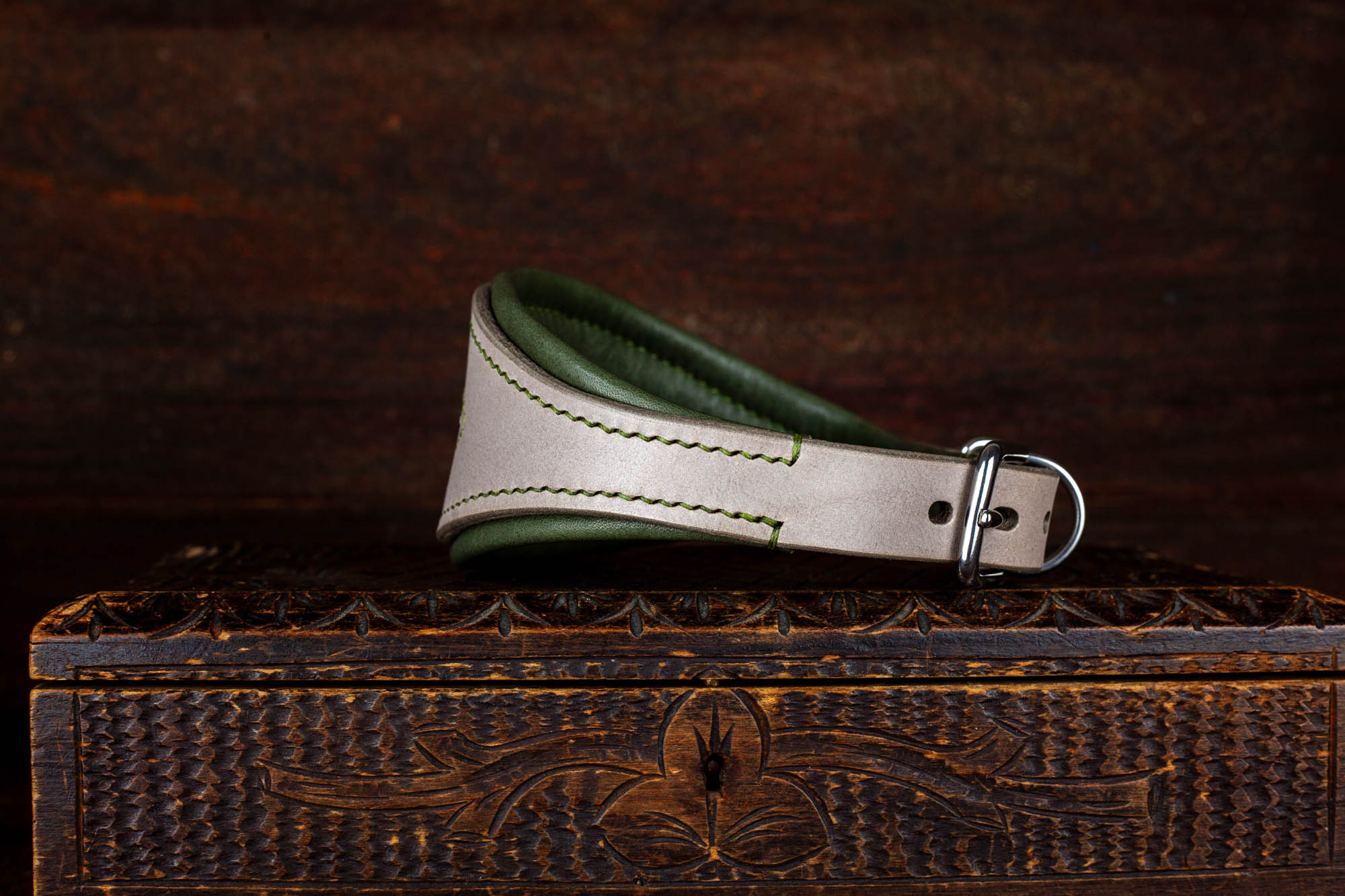 Windhundhalsband aus grauem Leder gepolstert