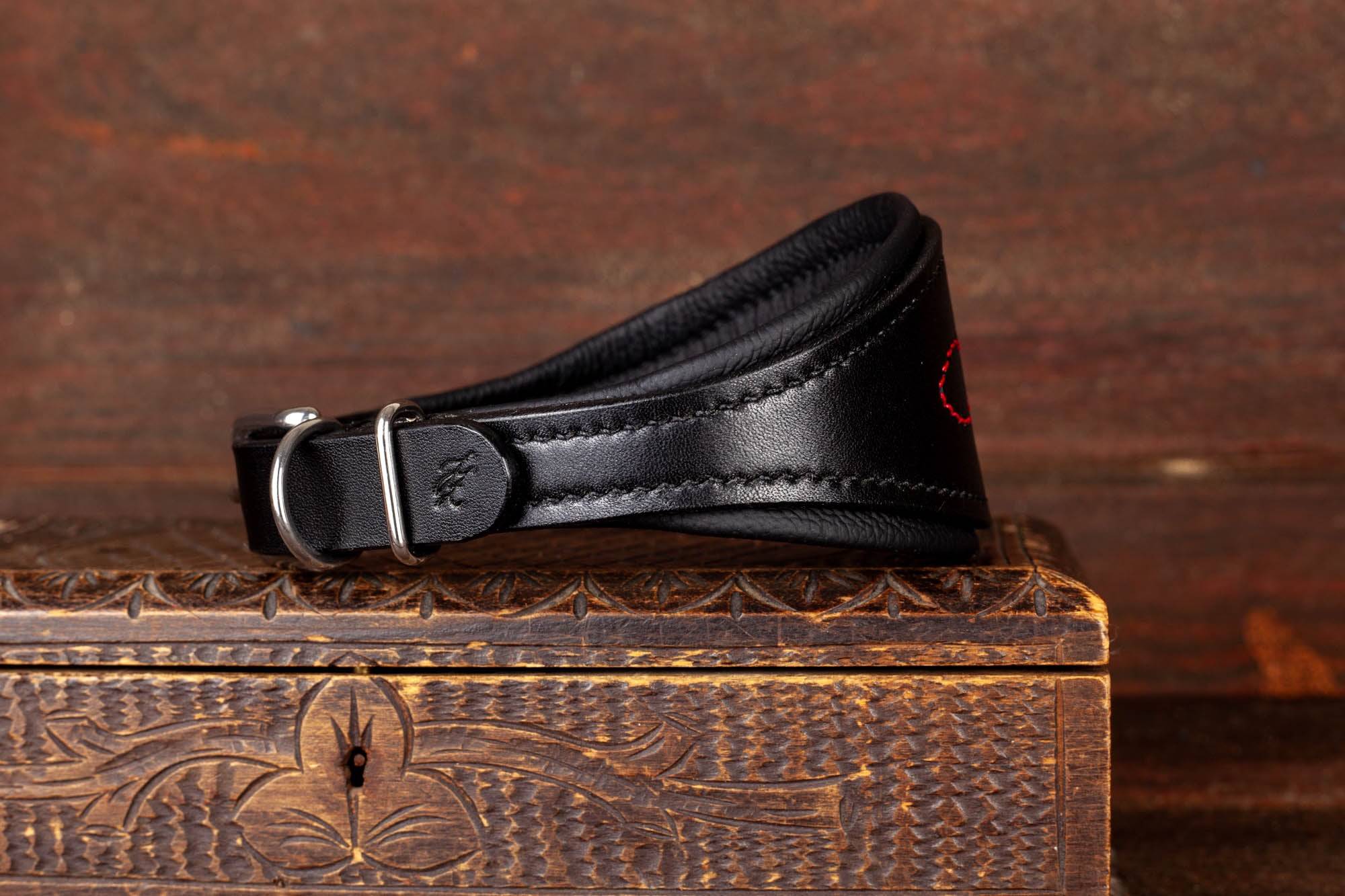 Windhundhalsband aus schwarzem Leder mit roter Ziernaht