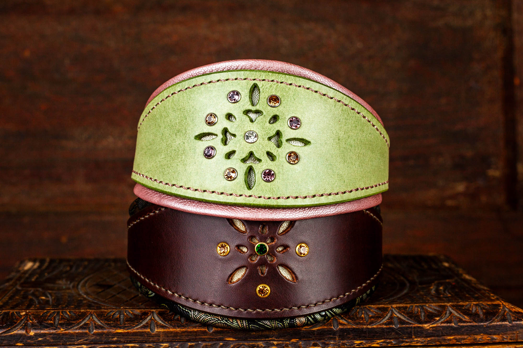 Windhundhalsband Halsband für Windhunde Galgos Whippets Windspiel aus Leder mit Lochmuster und Strassnieten Grün Rosa Metallic