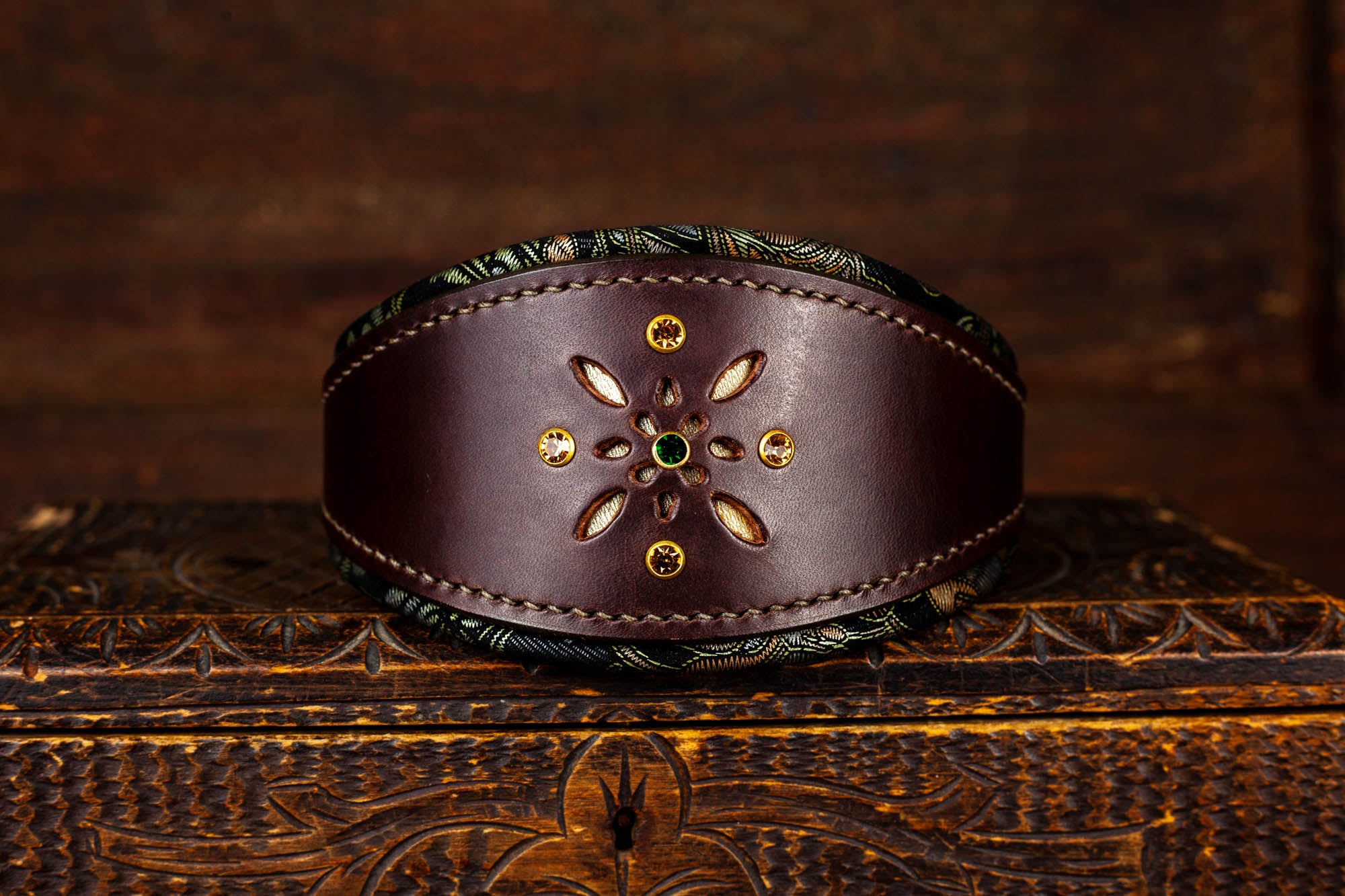 Windhundhalsband Halsband für Windhunde Galgos Whippets Windspiel aus Leder mit Lochmuster und Strassnieten Strass Dunkelbraun Gold