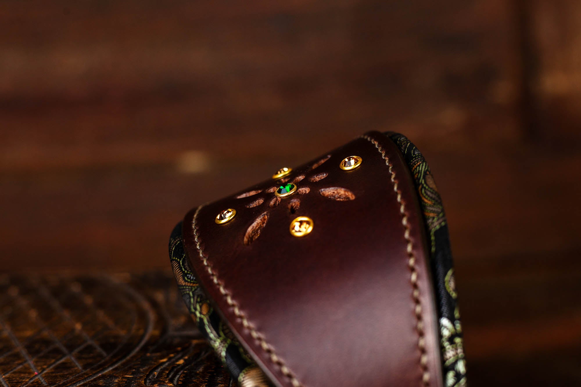 Windhundhalsband Halsband für Windhunde Galgos Whippets Windspiel aus Leder mit Lochmuster und Strassnieten Lederhalsband