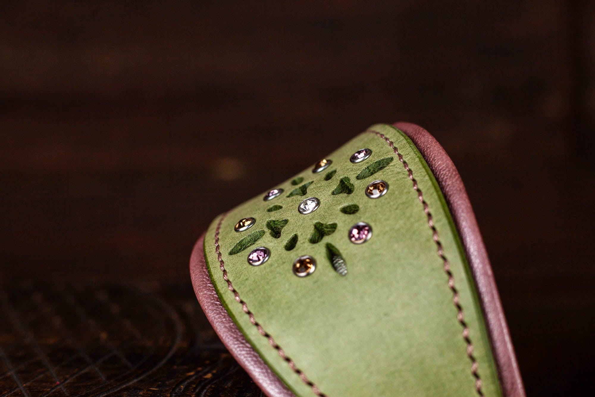 Windhundhalsband Halsband für Windhunde Galgos Whippets Windspiel aus Leder mit Lochmuster und Strassnieten Mintgrün Rosa Metallic