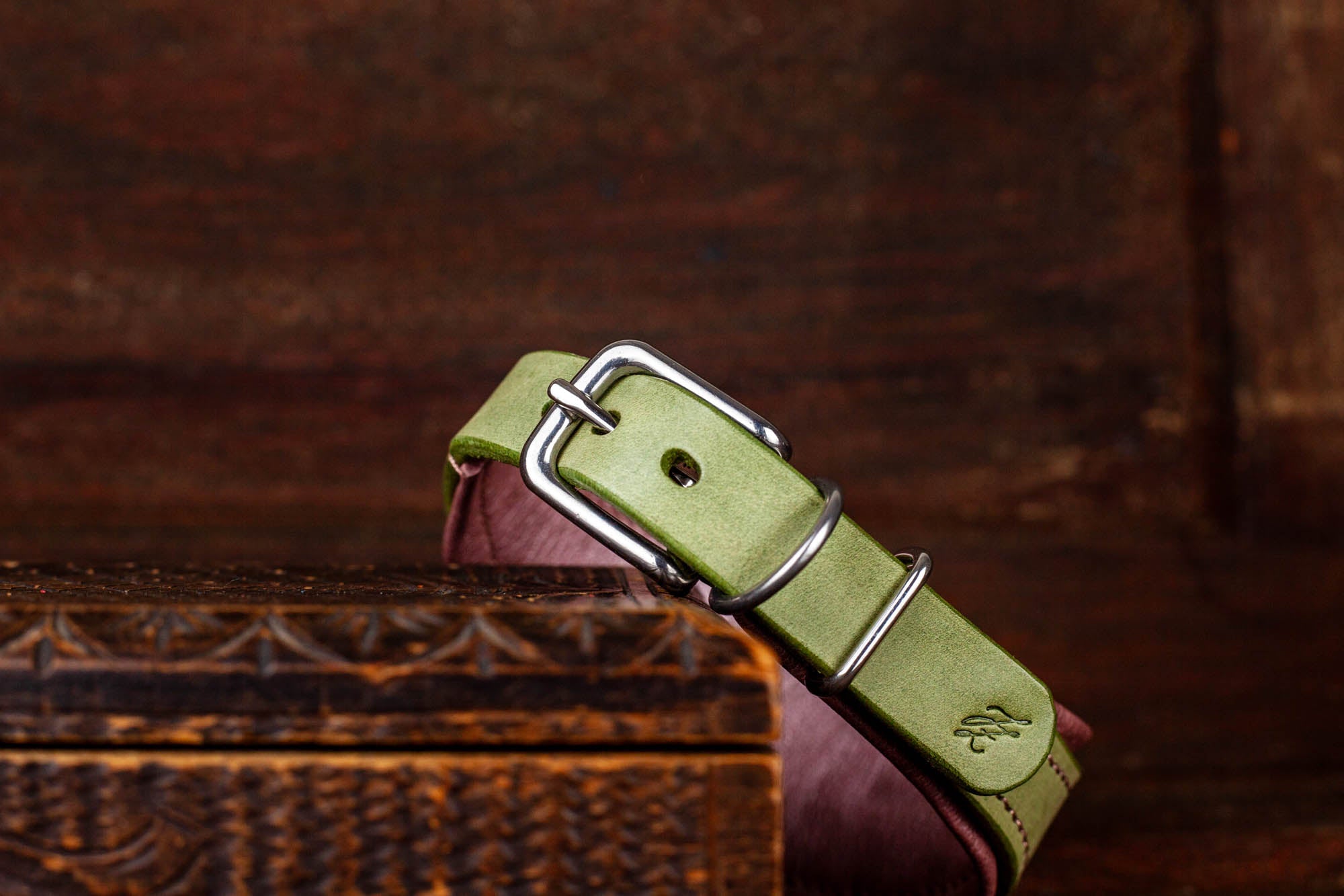 Windhundhalsband Halsband für Windhunde Galgos Whippets Windspiel aus Leder mit Lochmuster und Strassnieten Hundealsband Strass